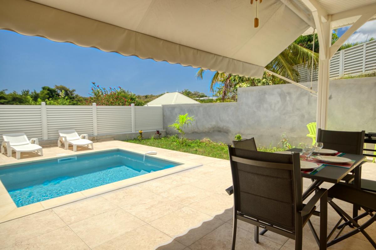 Location bungalow 4 personnes Le Diamant Martinique - Terrasse et piscine